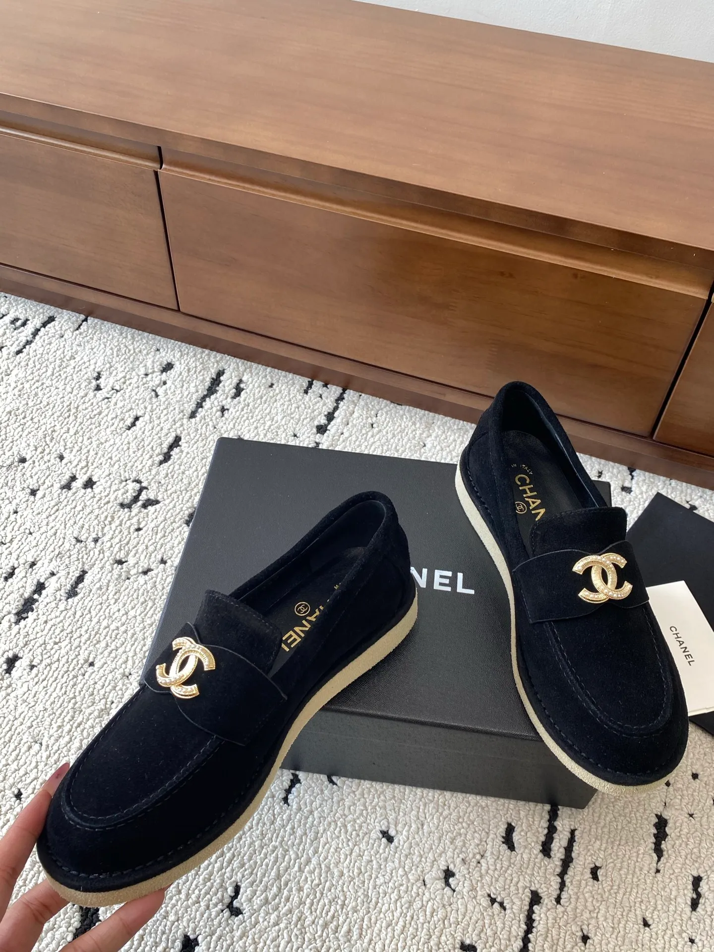 👟👟Ex-factory price 620👟👟High-end notebook 🍀2025 autumn and winter new Chanel Chanel entrance hardware buckle, Loaf loafers, can be worn all year round. No matter when you wear it, it is very high-end and durable. Go shopping and attract attention on the street! Easily travel between commuting and leisure occasions, and become a carefree fashionable and elegant woman ~ Upper: cowhide/cow nubuck leather/open edge beads Inner: lambskin Sole: Italian raw rubber outsole leather strip Code number: 35-39 (40/41 customized, non-refundable and non-exchangeable 👉 Buy now👉 Buy now👉 Buy now👉